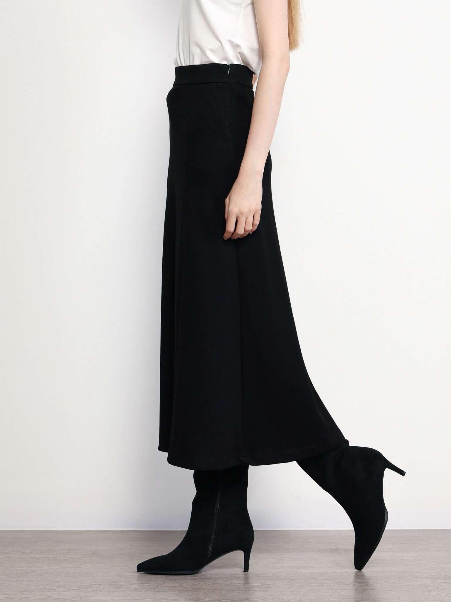 Юбка трикотажная черного цвета А-силуэта